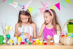 快乐复活节美丽的孩子们穿兔子耳朵复活节一天