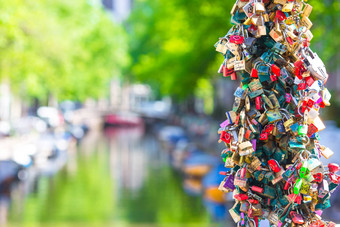 色彩斑斓的数百padlocks-<strong>love</strong>锁运河阿姆斯特丹荷兰