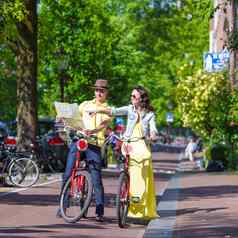年轻的游客夫妇地图自行车欧洲城市