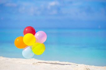五彩缤纷的气球白色热带海滩