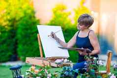 快乐女人绘画图片画架温暖的一天