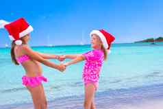 可爱的女孩圣诞老人帽子圣诞节海滩假期