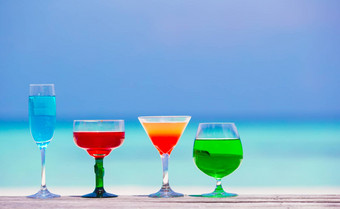 色彩斑斓的异国情调的美味的鸡尾酒背景绿松石海