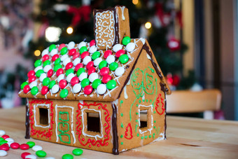 姜饼饼干糖果姜房子背景圣诞节树灯