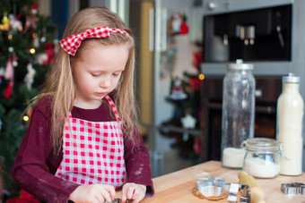 可爱的女孩烘焙姜饼饼干圣诞节首页厨房