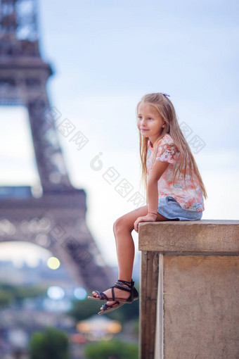 可爱的女孩<strong>埃菲尔铁塔</strong>塔夏天假期巴黎