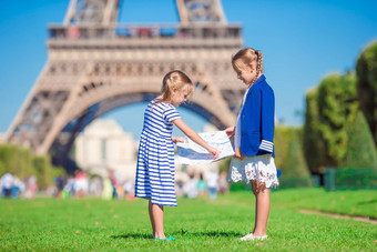 可爱的女孩地图巴黎背景埃菲尔铁塔塔