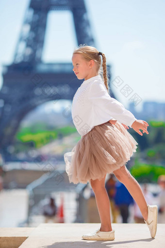 可爱的女孩巴黎背景<strong>埃菲尔铁塔</strong>塔夏天假期