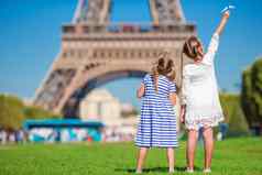 可爱的女孩巴黎背景埃菲尔铁塔塔夏天假期