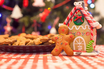 可爱的姜饼男人。糖果姜房子背景圣诞节树灯