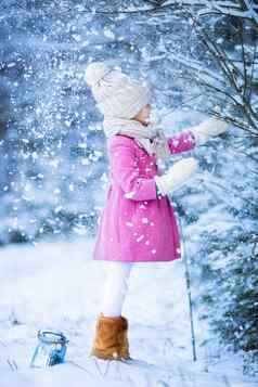 可爱的女孩有趣的雪圣诞节冬天森林在户外