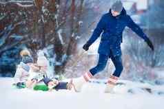 女孩享受滑雪橇父亲滑雪橇可爱的女儿家庭假期圣诞节夏娃在户外