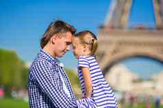父亲女孩巴黎背景埃菲尔铁塔塔法国夏天假期旅行人概念
