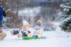 女孩享受雪橇骑孩子滑雪橇孩子们玩在户外雪家庭假期圣诞节夏娃在户外