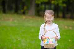 可爱的女孩持有篮子复活节鸡蛋春天一天在户外