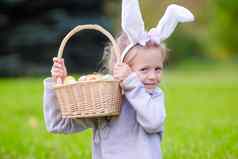 肖像女孩篮子完整的复活节鸡蛋春天一天在户外