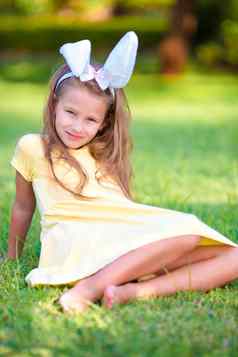可爱的女孩穿兔子耳朵复活节