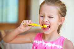 牙科卫生可爱的微笑女孩刷牙牙齿