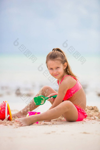 可爱的女孩玩玩具<strong>海滩</strong>假期