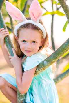 复活节概念可爱的女孩穿兔子耳朵春天一天