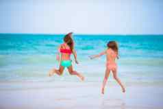 孩子们有趣的热带海滩夏天假期