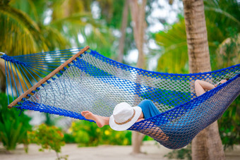美丽的女人放松吊床热带海滩