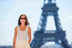 美丽的女人巴黎背景埃菲尔铁塔塔