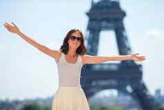 美丽的女人巴黎背景埃菲尔铁塔塔