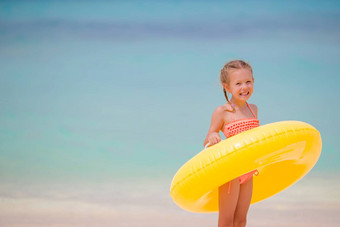 可爱的女孩充气橡胶圆白色海滩准备好了游泳