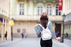 快乐年轻的城市女人喝咖啡欧洲城市旅行旅游女人热喝布拉格在户外假期欧洲