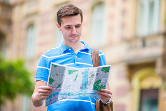 年轻的男人。搜索街城市地图欧洲高加索人旅游地图欧洲城市搜索景点