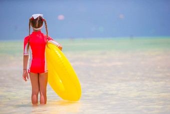 可爱的女孩充气橡胶圆海滩假期<strong>孩子</strong>有趣的夏天活跃的假期