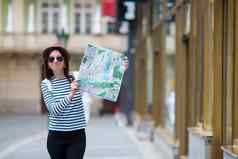 快乐年轻的女人城市地图欧洲旅行旅游女人地图在户外欧洲假期