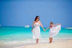 妈妈。女儿享受时间热带海滩快乐家庭夏天假期异国情调的岛