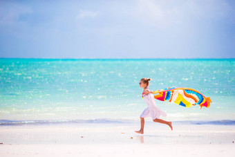 女孩有趣的海滩毛巾热带假期