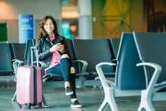 航空公司乘客机场休息室等待飞行飞机高加索人女人智能手机等待房间