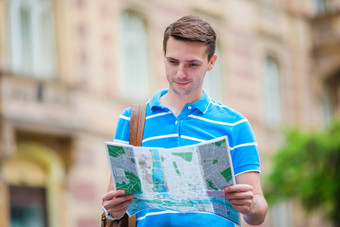 男人。旅游城市地图背包欧洲高加索人男孩地图欧洲城市搜索景点