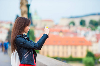 旅游女孩采取旅行照片著名的吸引力智能手机夏天假期年轻的有吸引力的旅游采取照片移动电话在户外享受假期旅行目的地旅游探索概念