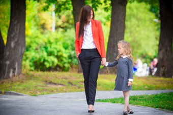 妈妈。带来了女儿学校可爱的女孩感觉兴奋回来学校