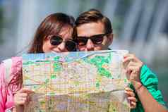 年轻的旅游朋友旅行假期欧洲微笑快乐特写镜头高加索人家庭城市地图搜索景点