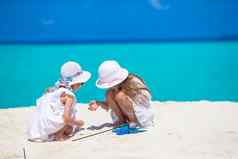可爱的女孩画图片白色海滩可爱的孩子们夏天假期马尔代夫