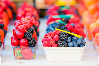 浆果水果市场蓝莓树莓草莓樱桃黑莓市场园艺农业收获森林概念