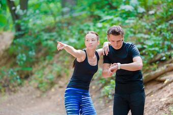 健身健康的生活方式年轻的夫妻培训马拉松运行公园