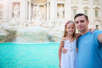 年轻的父亲女孩使自拍竞技场罗马意大利家庭肖像著名的的地方欧洲