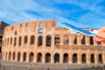 特写镜头玩具飞机罗马圆形大剧场背景意大利欧洲假期罗马概念想象力