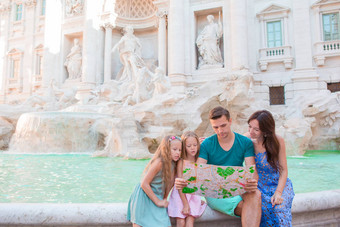 家庭旅游地图丰塔纳特莱维罗马意大利快乐父亲孩子们享受意大利假期假期欧洲