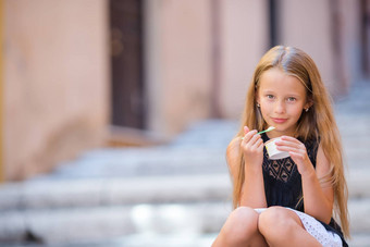 可爱的女孩吃冰淇淋在户外夏天可爱的孩子享受真正的意大利意式冰激凌罗马