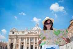 快乐年轻的女人城市地图梵蒂冈城市彼得的教堂教堂罗马意大利旅行旅游女人地图在户外假期欧洲