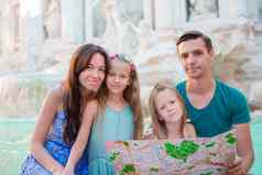 肖像家庭旅游地图丰塔纳特莱维罗马意大利快乐父母孩子们享受意大利假期假期欧洲