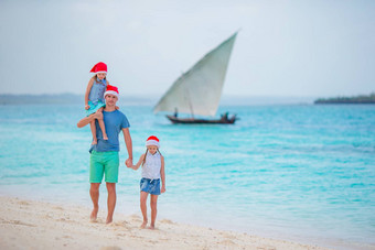 父亲孩子们圣诞<strong>节假</strong>期圣诞<strong>节假</strong>期年轻的家庭享受海旅行